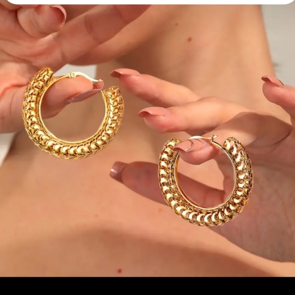 CUBAN CHAIN HOOP EARRINGS 18K GOLD PLATED - Picture 2 of 5